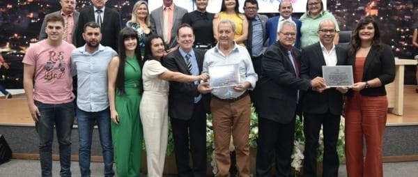 Homenageados_em_foto_com_os_parlamentares.jpg