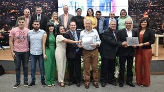 Homenageados_em_foto_com_os_parlamentares.jpg