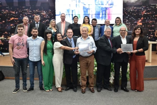 Homenageados_em_foto_com_os_parlamentares.jpg