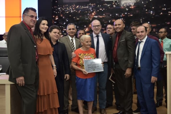 Irm_Siraca_recebendo_a_placa_de_homenagem.jpg